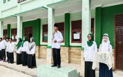 Kasi Pendidikan Madrasah Kemenag Empat Lawang Resmi Membuka Pelaksanaan Test Sumatif Semester Ganjil di MTsN 1 Empat Lawang