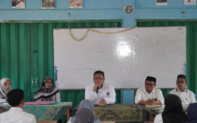 Bagikan SK GBPNS, Azhari Sambangi Madrasah Negeri